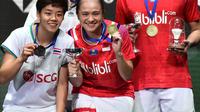 Pasangan Indonesia Praveen Jordan/Melati Daeva Oktavianti dan pasangan Thailand Dechapol Puavaranukroh/Sapsiree Taerattanachai memamerkan medali usai laga final ganda campuran All England 2020 di Birmingham, Inggris, Minggu (15/3/2020). Indonesia menang 21-15, 17-21, 21-8. (AP Photo/Rui Vieira)
