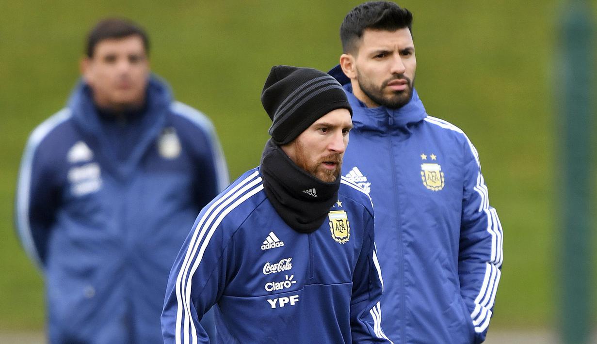 Duet penyerang Argentina, Sergio Aguero (kanan) dan Lionel Messi saat mengikuti sesi latihan di City Football Academy, Manchester, (20/3/2018). Argentina akan melawan Italia pada laga persahabatan di Etihad Stadiu. (Dave Howarth/PA via AP)