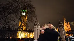 Pengunjuk rasa berpelukan usai pemungutan pemerintah Inggris pada aksi militer terhadap Negara Islam (IS) Suriah di London (2/11). Parlemen Inggris menyetujui serangan udara terhadap kelompok ISIS di Suriah. (AFP PHOTO/CHRIS Ratcliffe)