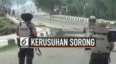 Kerusuhan kembali pecah di kota Sorong Papua. Massa menyerang kantor Wali Kota Sorong. Aparat keamanan yang berjaga melepaskan gas air mata guna menghalau massa.  Massa juga memblokade sejumlah jalan utama