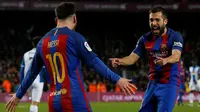 Lionel Messi dan Jordi Alba merayakan gol saat melawan Espanyol pada lanjutan La Liga Spanyol di Camp Nou, (18/12/2016). Barcelona menang 4-1. (REUTERS/Albert Gea)