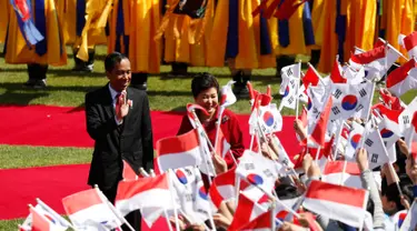 Presiden RI, Joko Widodo bersama Presiden Korea Selatan Park Geun-hye menyapa warga sebelum menghadiri upacara penyambutan di Blue House, Korea Selatan (16/5). Jokowi tiba di Korsel pada tanggal 15 Mei untuk kunjungan empat hari. (AFP PHOTO/KIM HONG-JI)