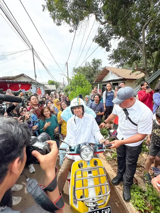 Untuk outfitnya, Nagita memilih kenyamanan tanpa mengurangi kesan modis. Ia mengenakan hoodie dari brand Sporty & Rich bertuliskan "Eat More Veggies Slogan Print", yang dijual seharga £160 atau sekitar Rp3.100.000.