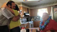 Seorang pria memberikan kejutan manis kepada orangtuanya pada hari ulang tahun pernikahan mereka ke 50. 