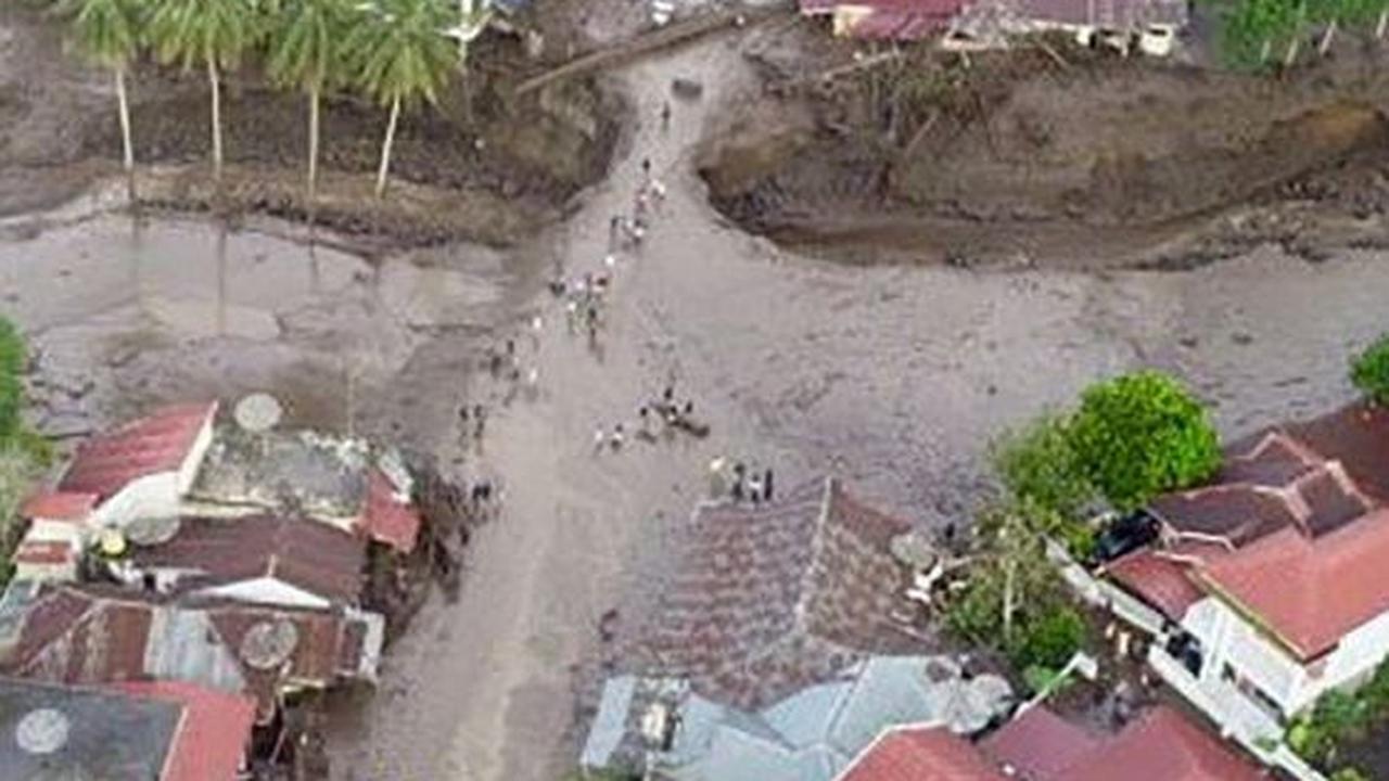 Bencana ini dipicu dari hujan dengan intensitas tinggi di wilayah hulu Gunung Marapi. Foto: REZAN SOLEH / AFP