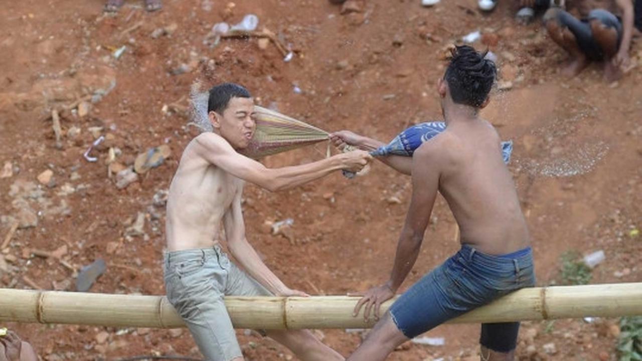 Semarak lomba gebuk bantal di Kalimalang