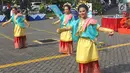 Penari membawakan tarian khas NTB saat acara launching Blibli Mekaki Marathon 2018 di Gedung Sapta Pesona, Kementerian Pariwisata, Jakarta, Minggu (30/9). Mekaki Marathon 2018 akan menjadi momentum bagi Lombok untuk bangkit. (Liputan6.com/Angga Yuniar)