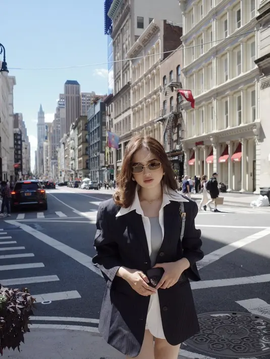 Syifa Hadju juga terlihat edgy dengan oversized blazer yang digunakannya. [Foto: Instagram/ Syifa Hadju]