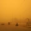 Kendaraan melaju di sepanjang jalan saat badai debu berat menghantam Baghdad, Irak, Senin (16/5/2022). (Sabah ARAR/AFP)