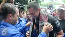 Cagub DKI Jakarta, Agus Harimurti Yudhoyono mendapat sarung saat menghadiri deklarasi BATAS, Jakarta, Minggu (16/10). BATAS mengaku siap memenangkan Agus-Sylvi dalam Pilkada DKI 2017. (Liputan6.com/Yoppy Renato)
