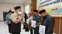 Wakil Gubernur Jawa Tengah saat memberikan simbolis pemberian dana hibab kepada beberapa lemabaga agama saat acara Pencairan Hibah Bidang Keagamaan tahap II di Gedung PKK