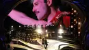 Layar menampilkan gambar Freddie Mercury mengiringi band Queen dan Adam Lambert yang membuka perhelatan Oscar 2019 di Dolby Theatre, Los Angeles, Minggu (24/2). Queen menghentak panggung Oscar 2019 lewat lagu We Will Rock You. (Chris Pizzello/Invision/AP)