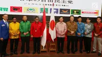 Para pejabat partai politik (papol) pendukung pemerintahan Jokowi - JK saat sesi foto bersama utusan Perdana Menteri (PM) Jepang Shinzo Abe di Kantor DPP PDIP, Jakarta, Kamis (18/1). Pertemuan membahas kerja sama kedua negara. (Liputan6.com/Angga Yuniar)