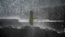 Seorang anak mendinginkan diri di air mancur musim semi yang panas di Moskow, Rusia, Selasa (18/5/2021). Suhu di Moskow telah mencapai 31 derajat Celcius. (Natalia KOLESNIKOVA/AFP)