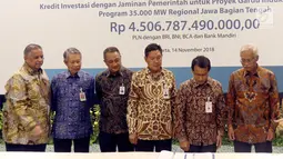 Dirut PLN Sofyan Basir (kiri) bersama para investor saat penandatanganan surat perjanjian kredit Rp 4,5 triliun sindikasi Proyek Transmisi dan Gardu Induk Jawa bagian tengah di Jakarta, Rabu (14/11). (Liputan6.com/Johan Tallo)