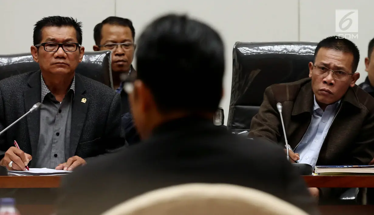 Ketua Pansus Hak Angket KPK Agun Gunandjar (kiri) bersama Wakilnya Masinton Pasaribu menyimak penjelasan Brigjen Pol Aris Budiman saat Rapat Dengar pendapat bersama Pansus Hak Angke KPK di Senayan, Jakarta, Selasa (29/8). (Liputan6.com/Johan Tallo)