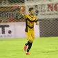 Pemain Mitra Kukar, Patrick Cruz saat mencetak gol ke gawang Persija Jakarta pada laga Piala Jenderal Sudirman di Stadion Manahan, Solo, Sabtu (12/12/2015). (Bola.com/Nicklas Hanoatubun)