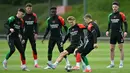 Sejumlah pemain Arsenal mengikuti sesi latihan tim di pusat Pelatihan Arsenal di London Colney, utara London, pada 6 Mei 2025. (Glyn KIRK/AFP)