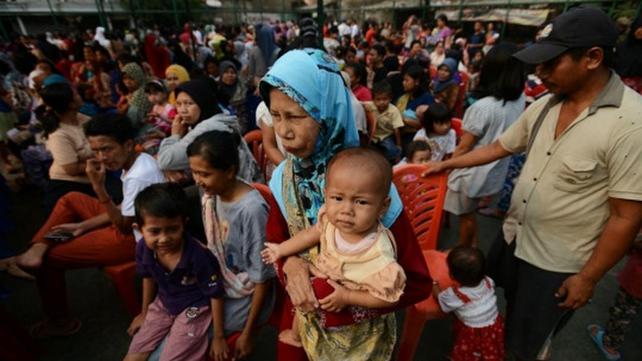 Presiden Jokowi bagi-bagi sembako di Menteng Dalam