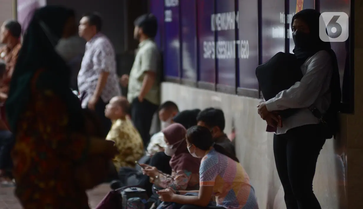 Pegawai berhamburan di luar Gedung Kemenkumham saat terjadi kebakaran, Jakarta, Kamis (8/12/2022). Kebakaran yang terjadi di lantai 5 Gedung Kemenkumham ini membuat para pegawai panik dan keluar bangunan. (merdeka.com/Imam Buhori)