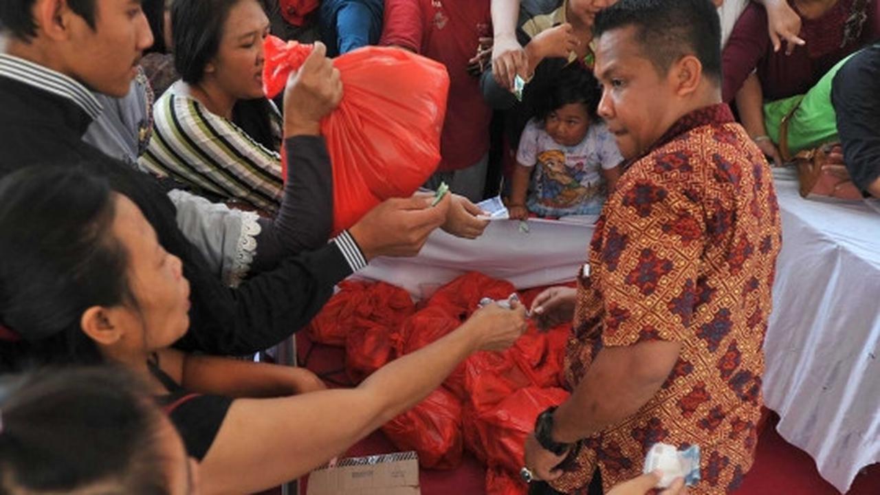 Warga antre berebut sembako murah di Pasar Rakyat