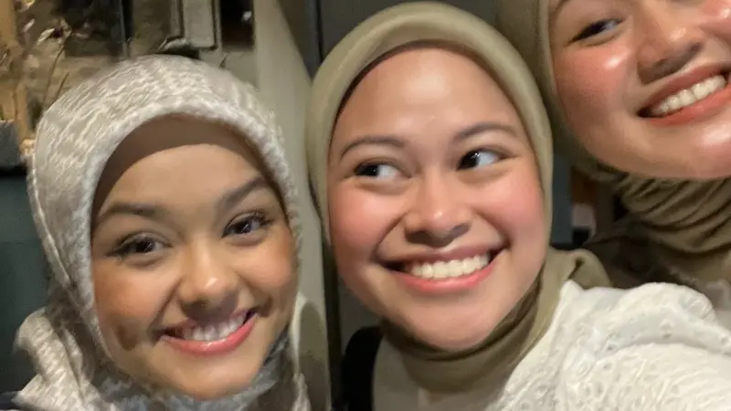 Intip Gaya Hijab Putri Anies Baswedan, Santun dengan Jilbab Segi Empat - Lifestyle Liputan6.com