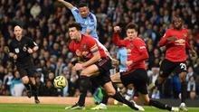 Harry Maguire dan Victor Lindelof tampil disiplin dalam mengawal pertahanan Manchester United pada laga melawan Manchester City. (AFP/Oli Scarff)