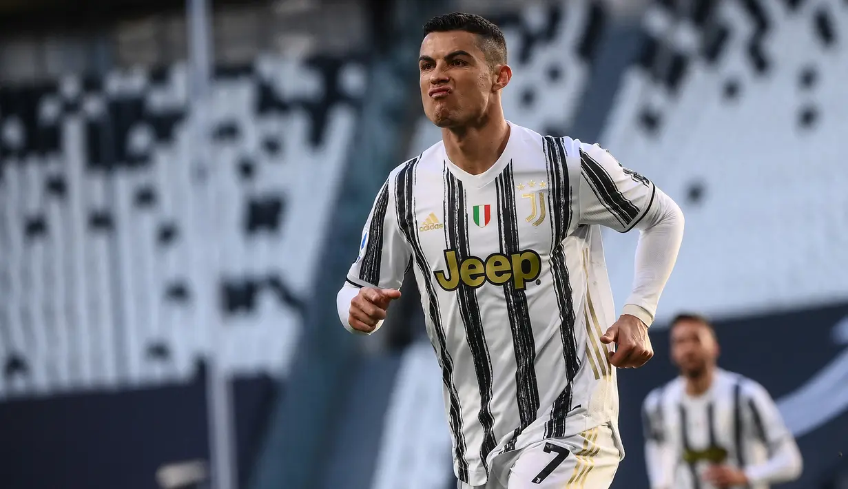 Cristiano Ronaldo. Striker MU yang pernah 3 musim berseragam Juventus mulai 2018/2019 hingga 2020/2021 ini menjadi top skor Liga Italia di musim terakhirnya pada 2020/2021. Ia total mencetak 26 gol untuk Juventus di musim tersebut dimana usianya telah menginjak 35 tahun. (AFP/Marco Bertorello)