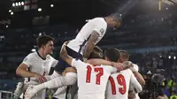 Para pemain Inggris merayakan gol Harry Kane ke gawang Ukraina pada pertandingan perempat final  Euro 2020 di Stadion Olimpiade, Roma, Italia, Minggu, 4 Juli 2021. (Lars Baron/Pool Photo via AP)