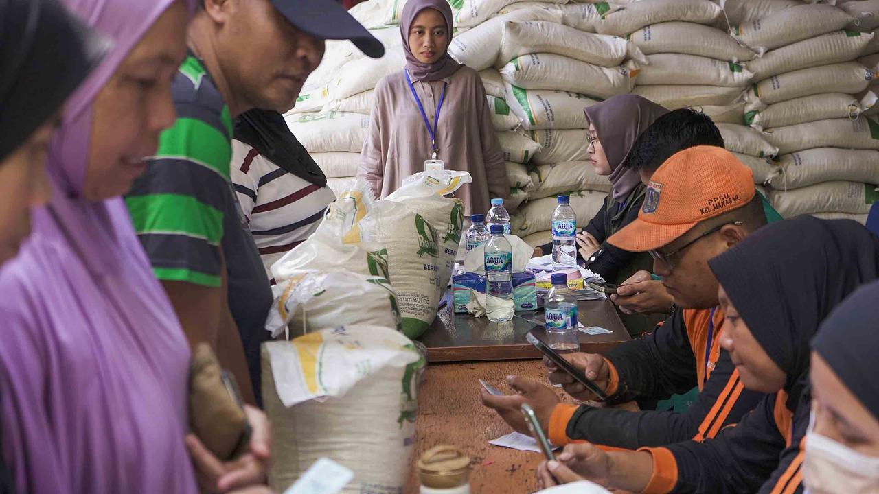 FOTO: 20 Kg Beras untuk Warga Rentan, Pemerintah Gulirkan Bansos Pangan