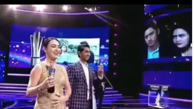 Arya Saloka dan Amanda Manopo reuni di Indonesian Drama Series Awards 2022 (Foto: tangkapan layar Vision Plus via Instagram @mandaskatic.id_new)