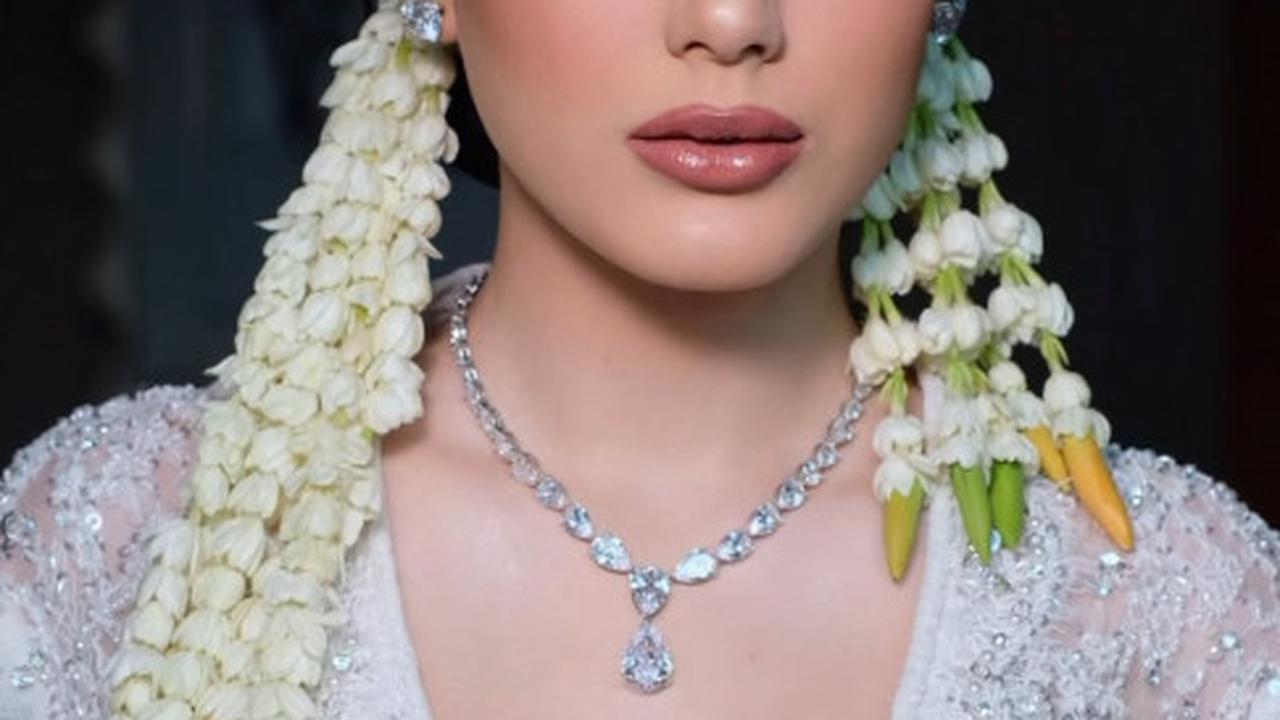 Menjadi Model Makeup Untuk MUA