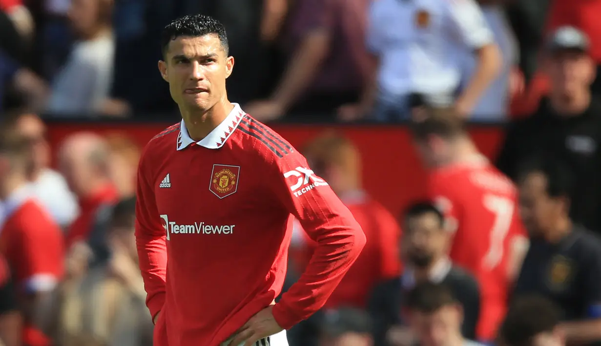 Cristiano Ronaldo. Menjalani musim kedua usai kembali berseragam Manchester United sejak 2021/2022, penampilan CR-7 di musim ini memang jadi awal musim terburuk bagi striker asal Portugal tersebut. Tak menjadi pilihan utama skuad Erik ten Hag, dan hanya tampil 1 kali sebagai starter di Liga Inggris, ia belum menyumbang satu gol pun dalam 6 laga. Di Liga Europa, meski mampu mencetajk 1 gol, namun gol tersebut didapat lewat eksekusi penalti. Musim lalu ia mampu mengoleksi 18 gol bagi MU di Liga Inggris. (AFP/Lindsey Parnaby)