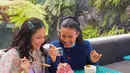 Baru-baru ini, keduanya kembali menjadi sorotan publik setelah menghabiskan waktu bersama. Mereka terlihat menikmati momen piknik dalam balutan OOTD yang super memikat, head to toe in Kate Spade New York. [Kate Spade]
