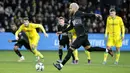 Sayang, eksekusi yang dilakukan Neymar sepakannya masih terlalu lemah hingga dengan mudah mampu dipatahkan kiper Nantes, Alban Lafont. (AP/Jeremias Gonzalez)