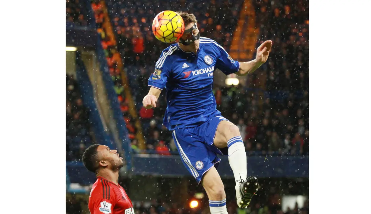 Pemain West Bromwich Albion, Stephane Sessegnon (kiri) menghadang sundulan pemain Chelsea, Cesar Azpilicueta pada lanjutan Liga Premier Inggris di Stadion Stamford Bridge; Chelsea; Kamis (14/1/2016) dini hari WIB. (EPA/Sean Dempsey)
