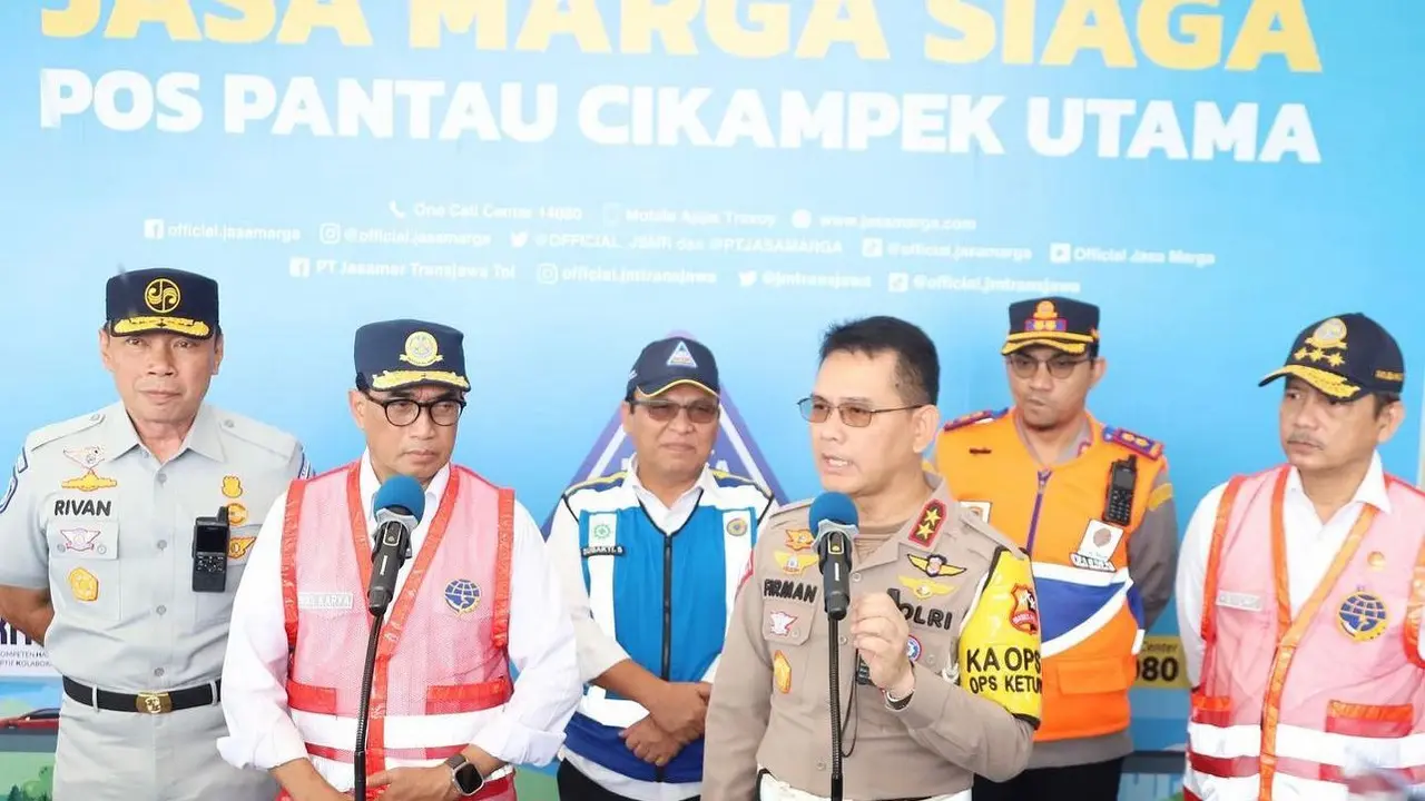Direktur Utama PT Jasa Raharja, Rivan A. Purwantono bersama Menteri Perhubungan, Budi Karya Sumadi dan Kakorlantas Polri, Irjen Pol. Firman Shantyabudi (Istimewa)