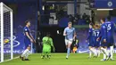 Penyerang Manchester City, Kevin De Bruyne, melakukan selebrasi usai mencetak gol ke gawang Chelsea pada laga Liga Inggris di Stadion Stamford Bridge, Minggu (3/1/2021). City menang dengan skor 3-1. (Andy Rain/Pool via AP)