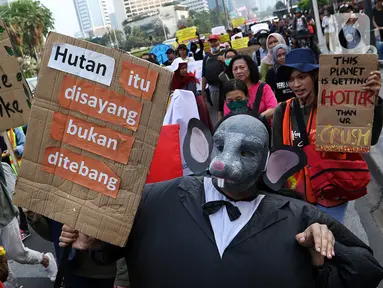 Aktivis lingkungan melakukan long march dari Dukuh Atas menuju Istana, Jakarta, Sabtu (26/10/2019). Mereka meminta Presiden Joko Widodo atau Jokowi lebih memperhatikan isu lingkungan seperti penyelamatan hutan dan pelindungan petani. (Liputan6.com/JohanTallo)