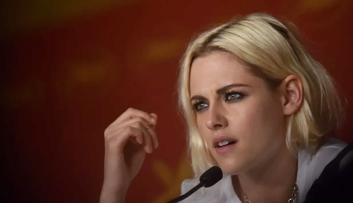 "Jujur saja aku sering muak dan ingin muntah ketika harus berpura-pura mesra didepan kamera. Aku lebih suka menjalani sesuatu dengan fakta dan kenyataan,"sambung Kriisten. (AFP/Bintang.com)