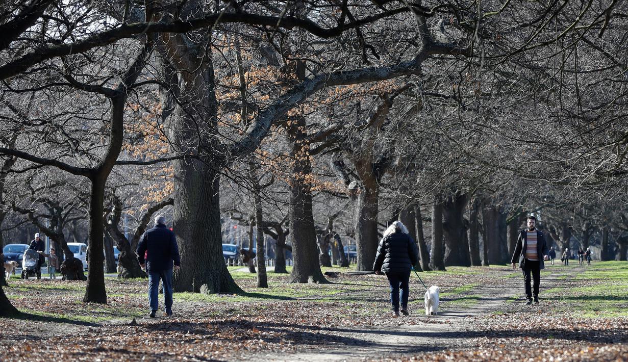 Warga berolahraga di Taman Hagley di Christchurch, Selandia Baru pada Minggu (9/8/2020). Selandia Baru pada Minggu kemarin telah berhasil melewati 100 hari tanpa merekam kasus Virus Corona COVID-19 yang ditularkan secara lokal. (AP Photo/Mark Baker)