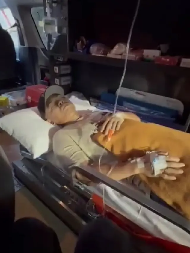 Wendy Cagur Terbaring Lemah di Mobil Ambulans (credit: instagram/ruben_onsu)