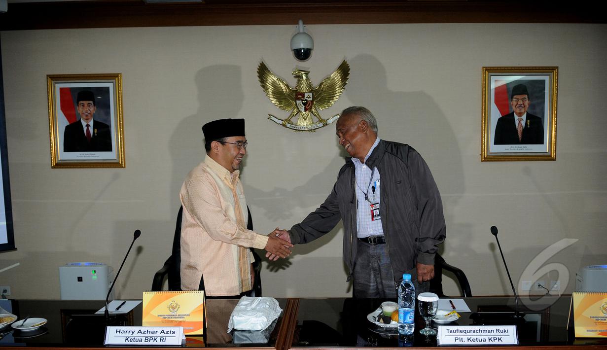 Ketua BPK Harry Azhar Aziz (kiri) bersalaman dengan Plt Ketua KPK  Taufiequrachman Ruki sebelum menggelar rapat di Gedung BPK, Jakarta, (11/3/2015). Pertemuan dua pimpinan lembaga tinggi negara ini berlangsung tertutup. (Liputan6.com/Helmi Fithriansyah)