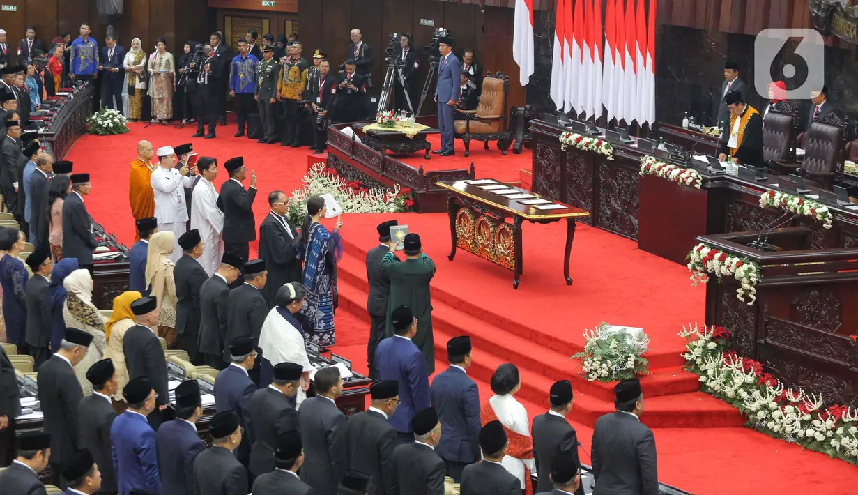 Pelantikan ditandai dengan pengucapan sumpah janji sebagai anggota dewan terpilih. (Liputan6.com/Angga Yuniar)