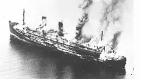 Kapal SS Cap Arcona, yang berisi ribuan tahanan Nazi, tenggelam setelah dibombardir jet tempur Inggris (Wikimedia Commons)