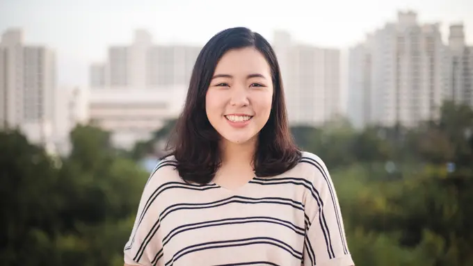 perempuan tersenyum bahagia