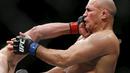 Petarung Ben Rothwell memukul muka Junior Dos Santos (kanan) dalam pertarungan kelas berat Ultimate Fighting Championship (UFC) di Arena Zagreb, Zagreb, Kroasia, (10/4/2016). (Reuters/Antonio Bronic)
