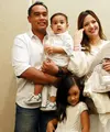Pasangan Nia Ramadhani dan Ardie Bakrie baru saja dikaruniai anak ketiga. Bayi lahir melalui operasi caesar itu berjenis kelamin laki-laki. Keduanya sepakat memanggilnya dengan MZB. (Nurwahyunan/Bintang.com)