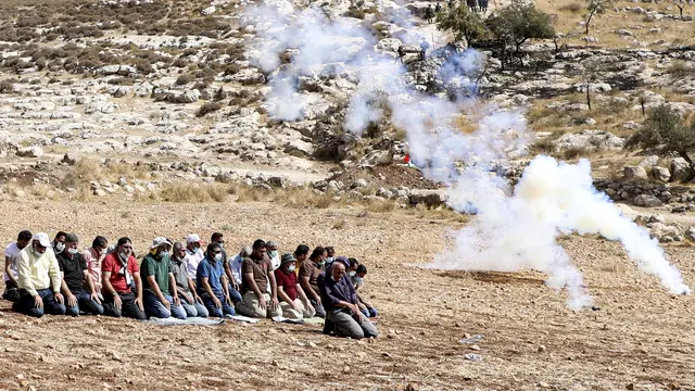 Lagi Salat, Warga Palestina Ditembaki Gas Air Mata Tentara Israel