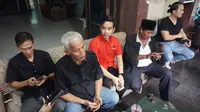 Pertemuan Gibran Rakabuming Raka dengan para sesepuh PDIP Solo, salah satunya mantan Ketua DPRD Solo, Hariadi Saptono.(Liputan6.com/Fajar Abrori)